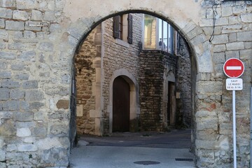 Fototapeta na wymiar Porte de ville et anciens remparts, village de Saint Paul Trois Chateaux, département de la Drôme, France