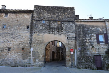Porte de ville et anciens remparts, village de Saint Paul Trois Chateaux, département de la Drôme, France