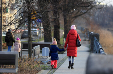 Ludzie, rodzina spaceruje w parku nad rzeką Odrą.