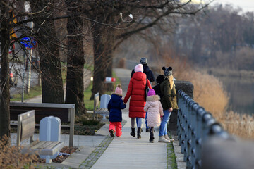 Ludzie, rodzina spaceruje w parku nad rzeką Odrą. - obrazy, fototapety, plakaty