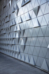 Nowoczesna ściana w metalowe trójkąty