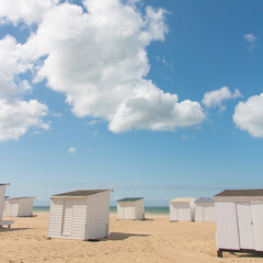 cabines de plage blanches sur la plage de sable de Calais devant la Manche sur la Côte d'Opale en...