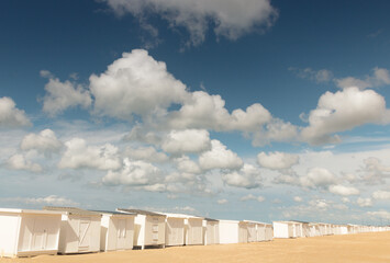 Fototapeta premium cabines de plage blanches sur la plage de sable de Calais devant la Manche sur la Côte d'Opale en été