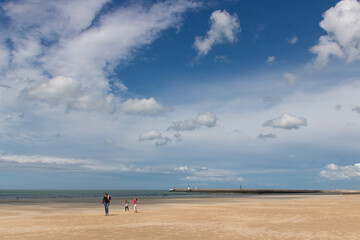 Fototapeta na wymiar Grande plage de sable à Calais sur la côte d'opale