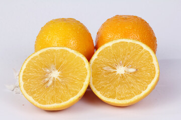 Naranjas Cortadas a la Mitad Sobre Fondo Blanco