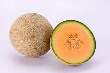 Fotografia de melón partido a la mitad sobre fondo blanco