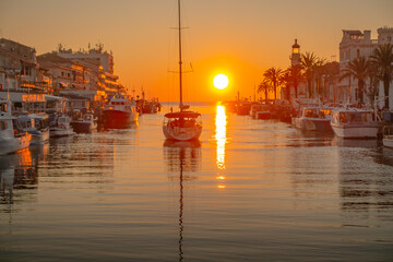 Coucher de soleil dans le port du Grau du Roi, Camargue, Sud de la France.