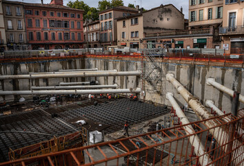 Le chantier du parking en face de la cathédrale de Montauban en France. 