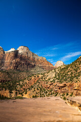 Obraz premium Canyons with vibrant oranges, reds, and whites