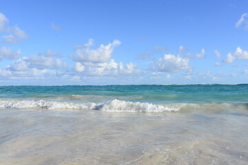 Fototapeta na wymiar ocean shore against the background of the Caribbean sky