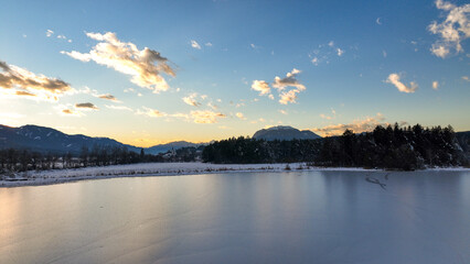 Wunderschöne Aufnahmen des zugefrorenen Faaker Sees + Insel in Österreich / Kärnten bei Sonnenuntergang - beautiful photograph of a frozen lake in Carinthia - Austria at sunset  -dji mavic 3 cine  4k 