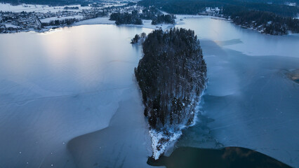 Wunderschöne Aufnahmen des zugefrorenen Faaker Sees + Insel in Österreich / Kärnten bei...