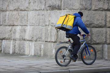 Kurier na rowerze, dostarcza jedzenie na moście Grunwaldzkim we Wrocławiu.	 - obrazy, fototapety, plakaty