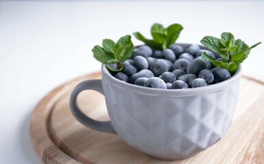 Obraz na płótnie Canvas blueberries in a grey bowl