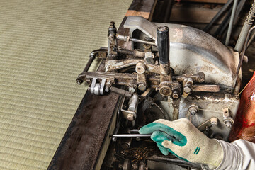 畳の表替え作業　框縫着