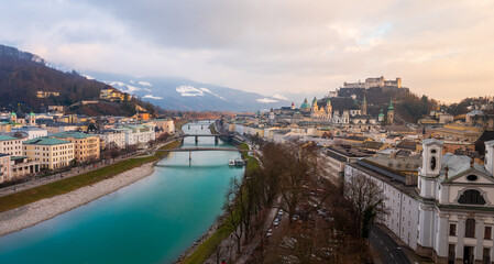Salzburg und seine Altstadt im Winter zu Sonnenuntergang