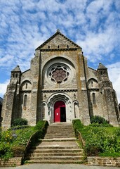 Fototapeta na wymiar Façade de l’église Saint-Aubin de Saint-Aubin-du-Cormier