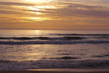 puesta de sol en la playa, orilla de playa, nubes y paisaje