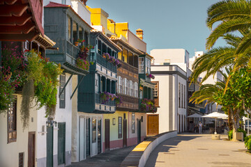 Fototapeta na wymiar Balcones típicos en Santa Cruz de la Palma