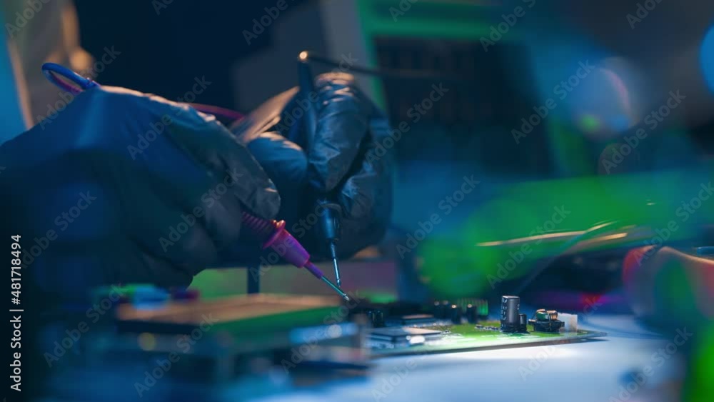 Aufkleber technician engineer developer is soldering iron pcb microcircuit electronic component though magnifi