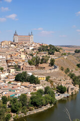 Fototapeta na wymiar Río Tajo y ciudad de Toledo con el edificio del Alcázar, visto desde el mirador del Valle, en la región de Castilla - La Mancha, España
