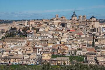 Obraz premium Vista de la histórica ciudad de Toledo desde el mirador del Valle, en la región de Castilla - La Mancha, España