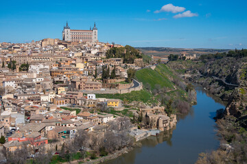 Vista del río Tajo y de la histórica ciudad de Toledo en la región de Castilla - La Mancha, España