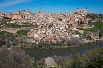Fototapeta na wymiar Río Tajo y ciudad de Toledo en la región de Castilla - La Mancha, España, vista desde el mirador del Valle
