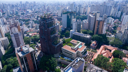 Fototapeta premium Aerial view of Av. Paulista in São Paulo, SP. Main avenue of the capital. With many radio antennas, commercial and residential buildings. Aerial view of the great city of São Paulo.