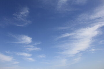 爽やかな青空と、筆で描いたような薄い白い雲