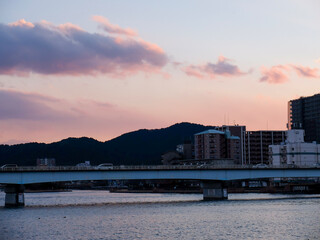 Fototapeta premium 滋賀県 大津市 琵琶湖 瀬田川、冬の夕暮れ
