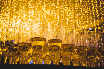 Copas de champagne con con luces en bokeh de fondo