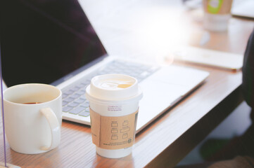 カフェスタイルでパソコン仕事