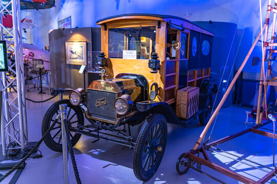 1914 Ford Model T Station Wagon, Hiller Aviation Museum.