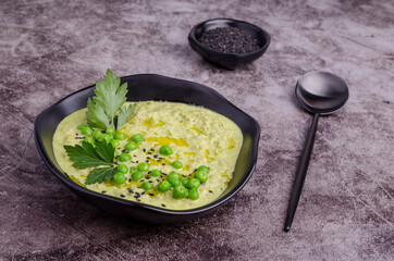 Green cream soup with peas and sesame seeds