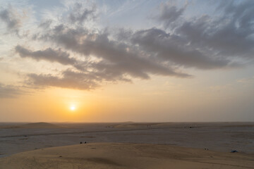 Obraz premium Singing Sand Dune in Qatar during sunset.