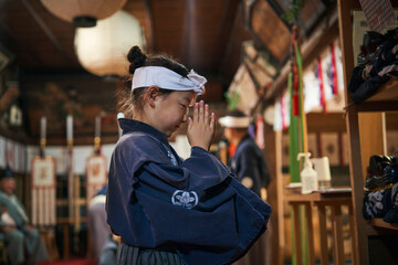 神楽の練習後に拝む子供