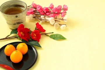 キンカンと梅と椿とお茶｜黄色背景（右スペース）
