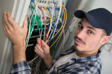technician measures the signal level in a fiber optic cable