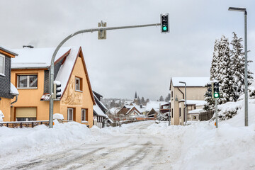 winterliche Straßenverhältnisse und Licht Signalanlage