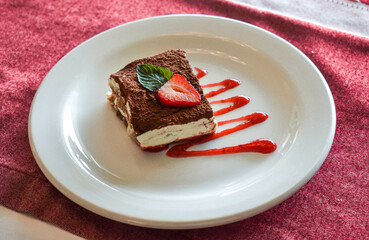 Rebana de pastel y postre de chocolate con helado, pan chocolate, rico paste de chocolate con fresa, un rico postre 