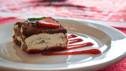 Rebana de pastel y postre de chocolate con helado, pan chocolate, rico paste de chocolate con fresa, un rico postre 