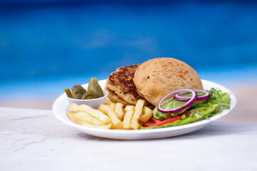 Hamburguesa de pollo con papas francesas, burger whit french potatoes, pool burger, verduras,...
