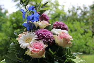 Bunter Blumenstrauss im Garten als Geschenk