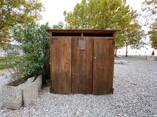 Fototapeta premium Umkleidekabine Strandkabine Holzhütte am Strand in Italien Norditalien
