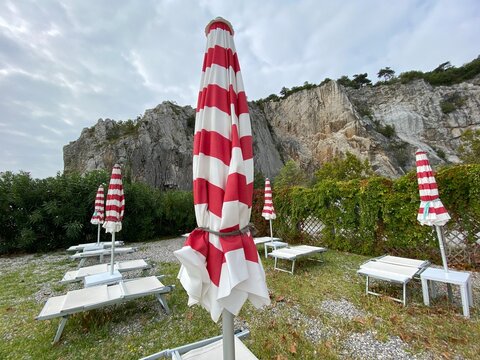 Sistiana zwischen Triest Duino und Grado in Friaul-Julisch Venetien Italien an der Adria Mittelmeer	- Strand mit Sonnenliegen 