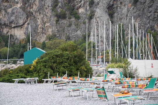 Sistiana zwischen Triest Duino und Grado in Friaul-Julisch Venetien Italien an der Adria Mittelmeer	- Strand mit Sonnenliegen 