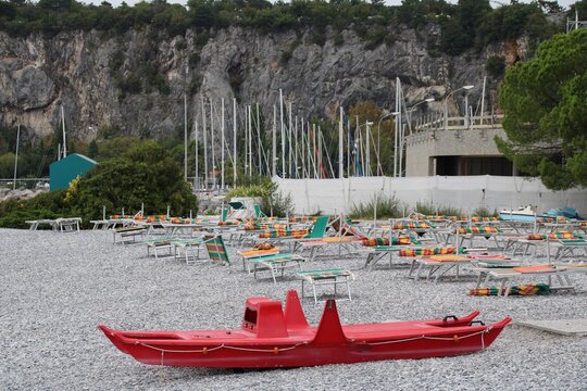 Sistiana zwischen Triest Duino und Grado in Friaul-Julisch Venetien Italien an der Adria Mittelmeer	- Strand mit Sonnenliegen 