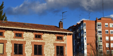 Fachada de ladrillo de casa antigua al sol.