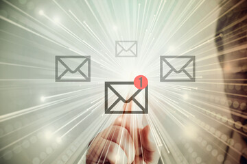 Ein Mann öffnet eine neue eMail